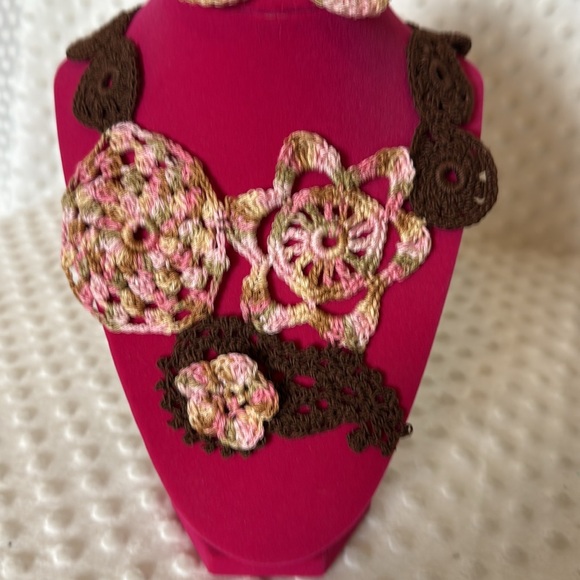 Handmade crochet necklace and earrings - Picture 3 of 6